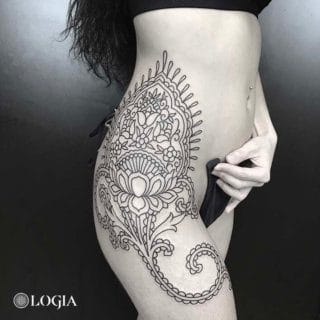 tatuaje ornamental en cadera y muslo estilo dotwork realizado por artistas de logia barcelona
