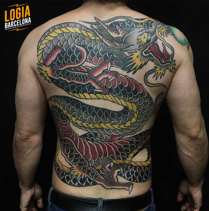 tatuaje de espalda completa con dragon estilo japones tradicional realizado en logia barcelona