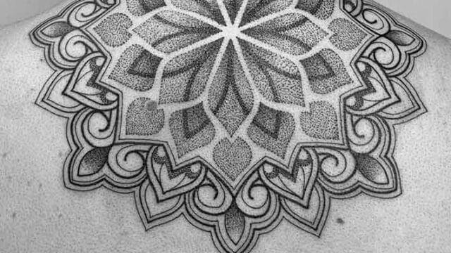 tatuaje ornamental en espalda estilo dotwork realizado en logia barcelona