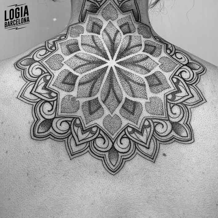 tatuaje ornamental en espalda estilo dotwork realizado en logia barcelona