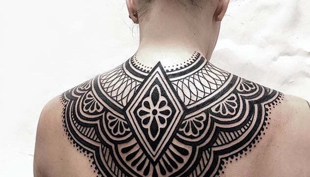 tatuaje de mandala geométrica en la espalda realizado en logia barcelona estudio de tatuajes profesional