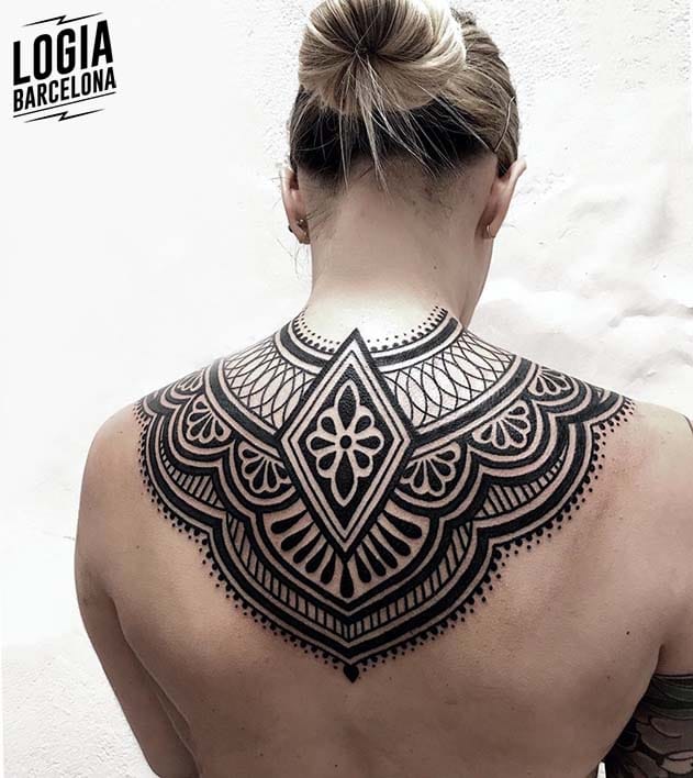 tatuaje de mandala geométrica en la espalda realizado en logia barcelona estudio de tatuajes profesional
