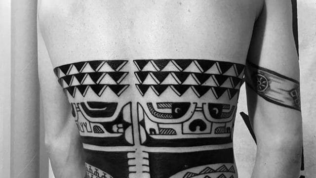 tatuaje de espalda completa estilo maori y geometrico realizado en logia barcelona