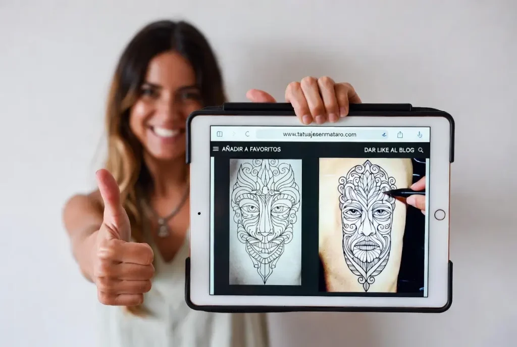 Usuario satisfecho consultando la guía de tatuajes en Mataró en una tablet.